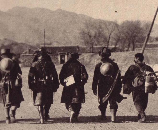 Japanese soldiers with trophy dadao
