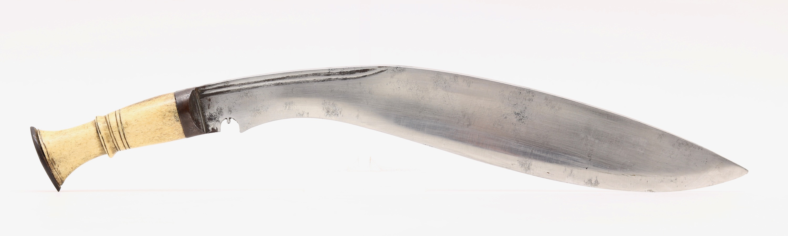 A khukuri without grooves