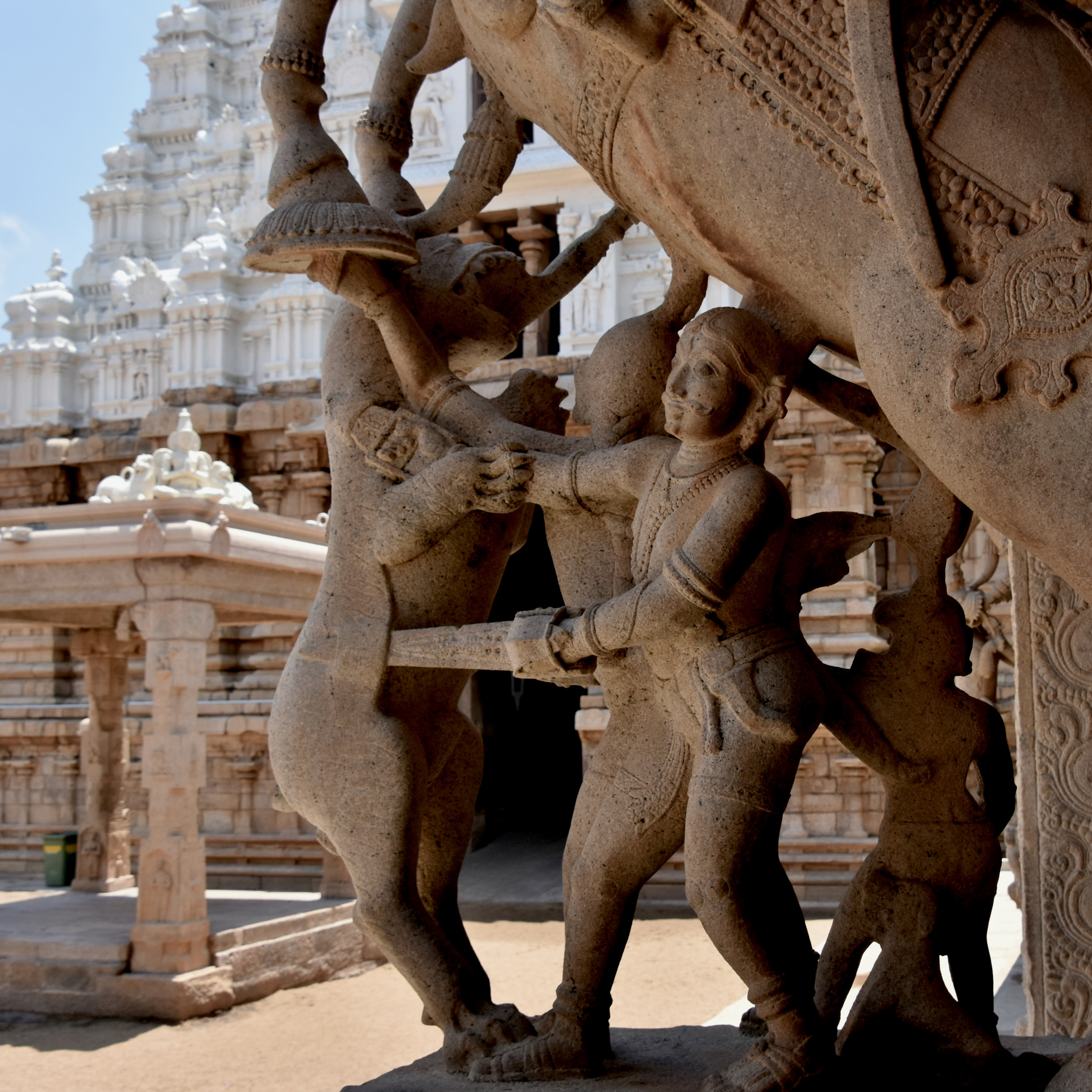 Srirangam statue with double hooded katar