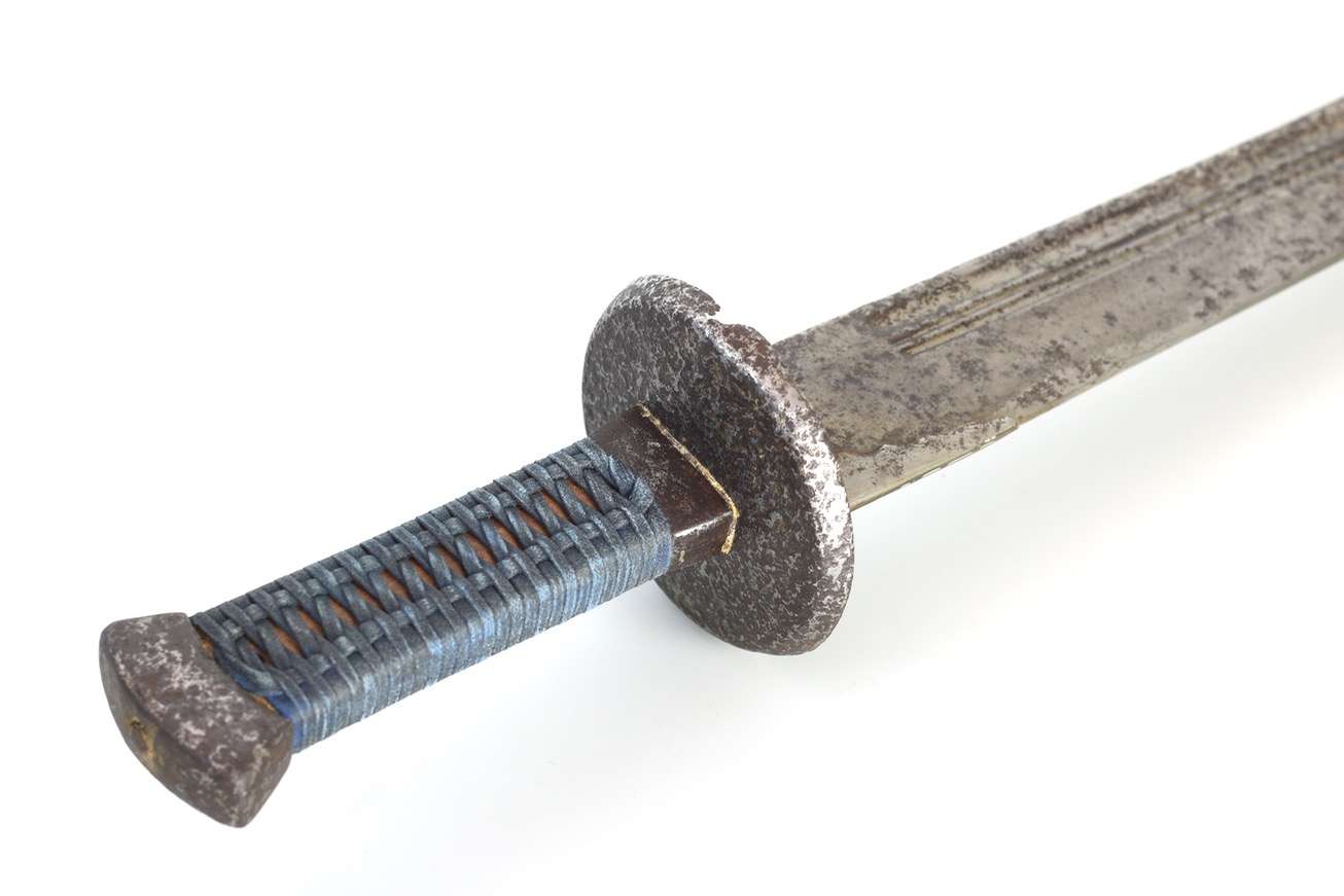 Antique Chinese saber with broad blade
