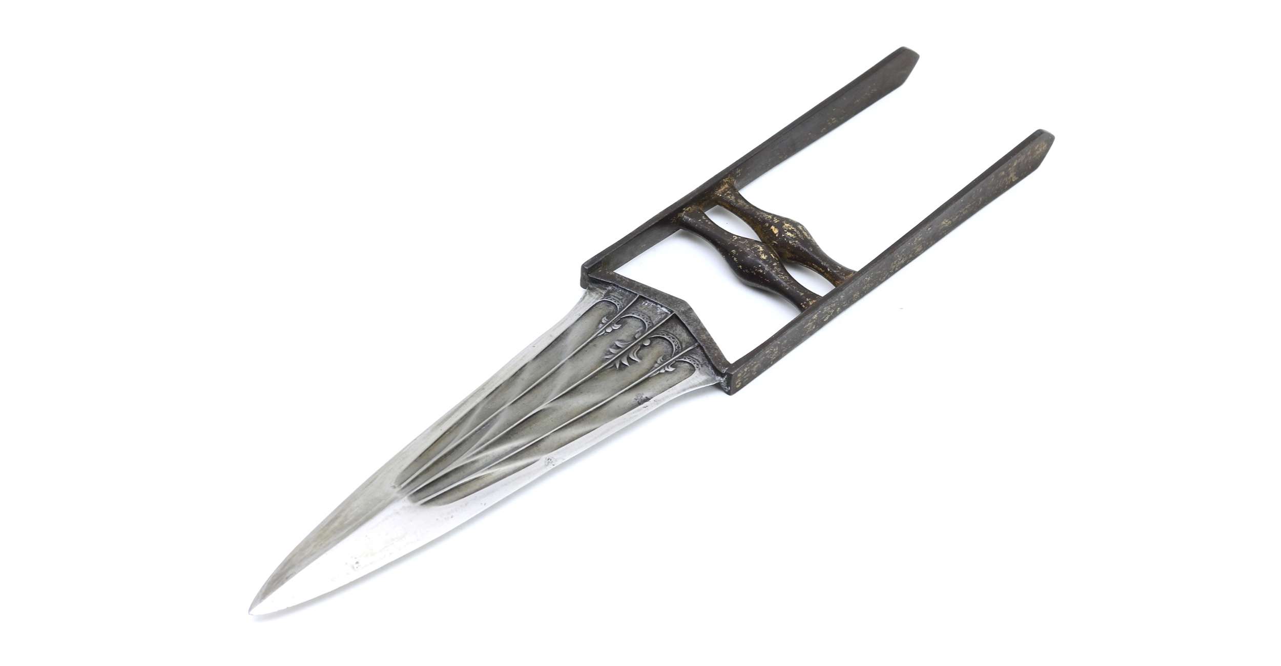 Katar with complex ribbed blade