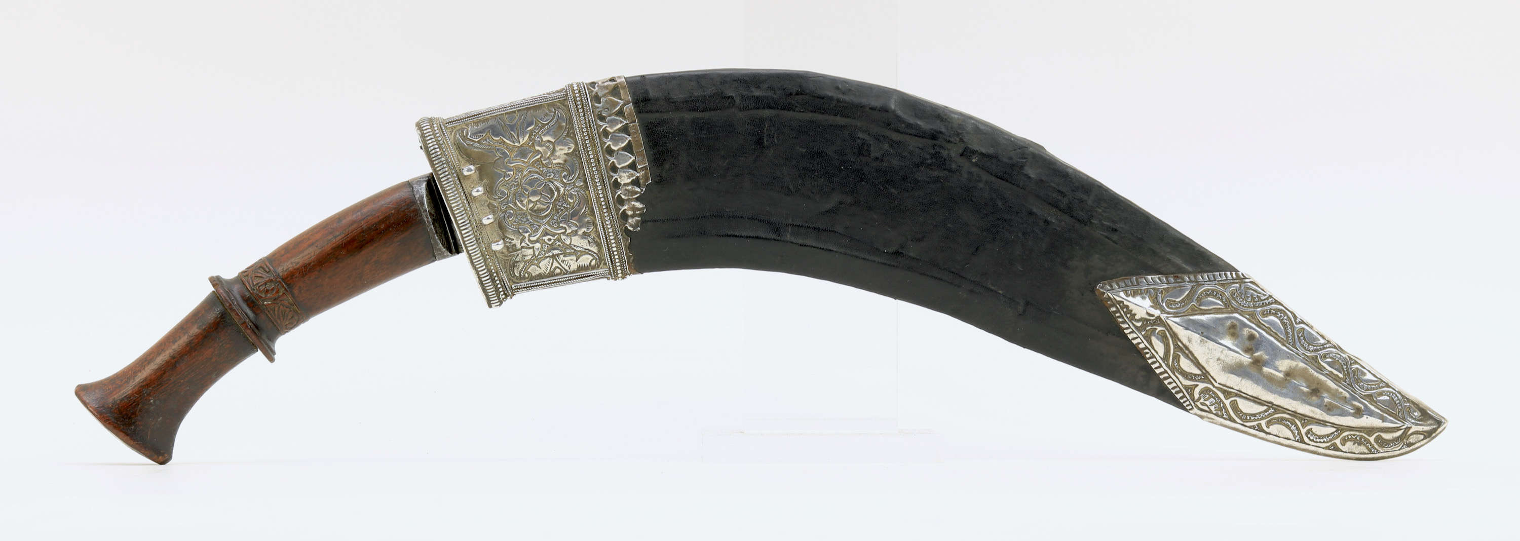 Early 19th century hanshee khukuri with left oriented scabbard