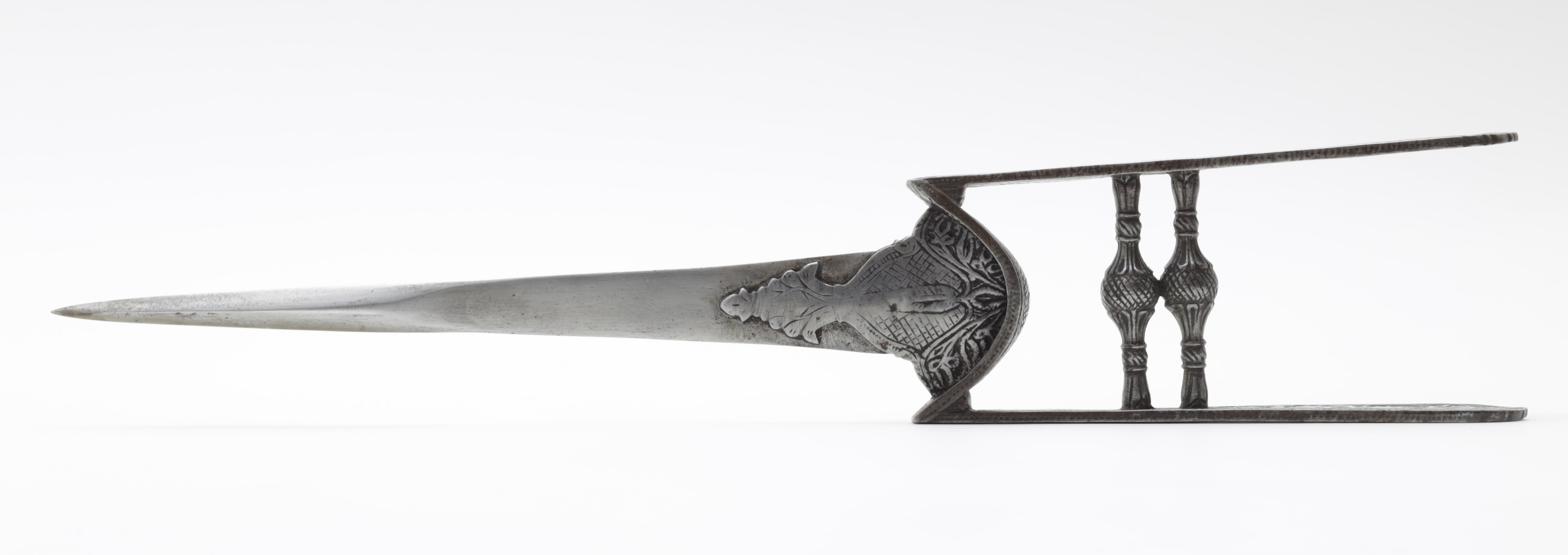 Southern katar with piercing blade